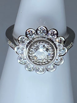 Bague marguerite en or 18 carats ornée de diamants de taille brillant