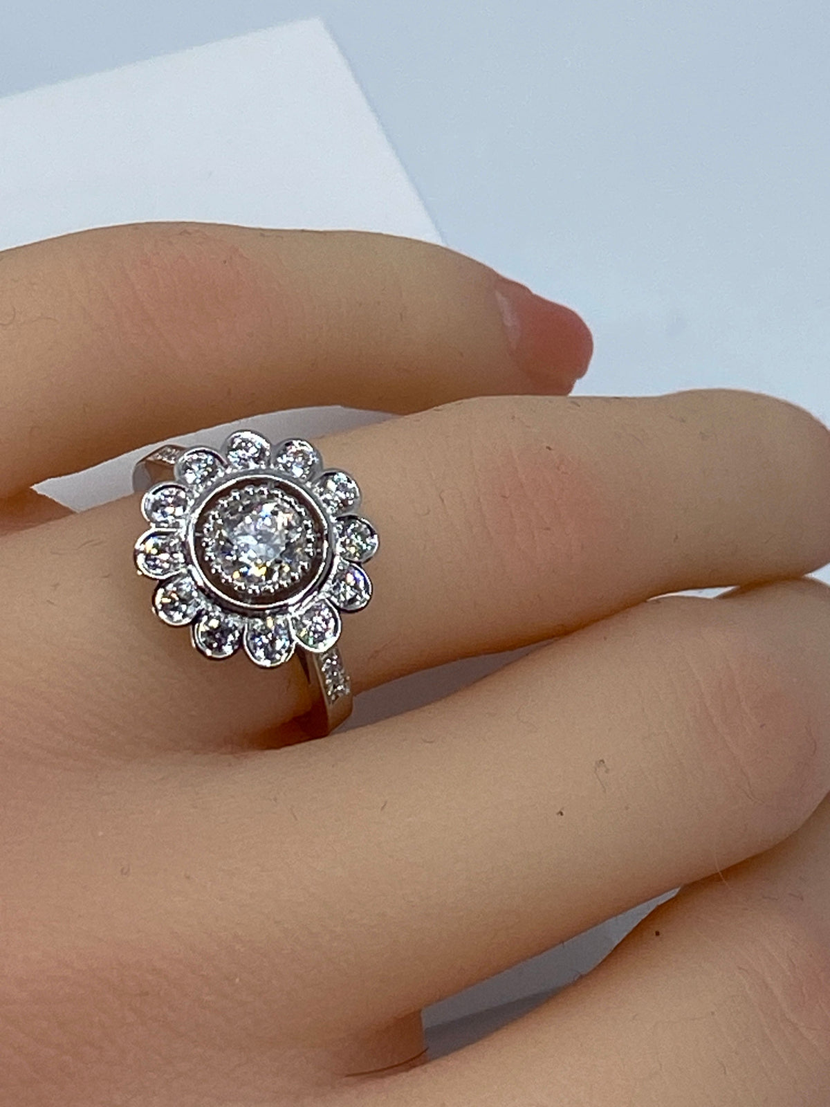 Bague marguerite en or 18 carats ornée de diamants de taille brillant