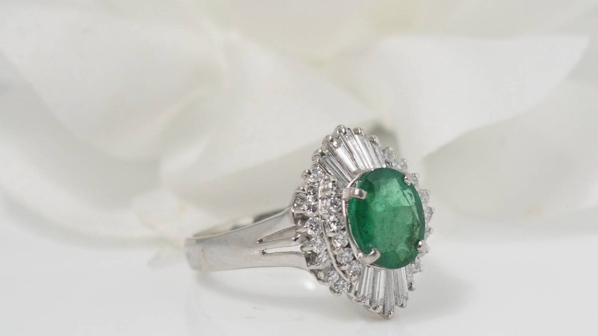 Bague en platine, émeraude et diamants