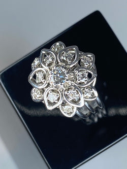 Bague en platine marguerite sertie de diamants