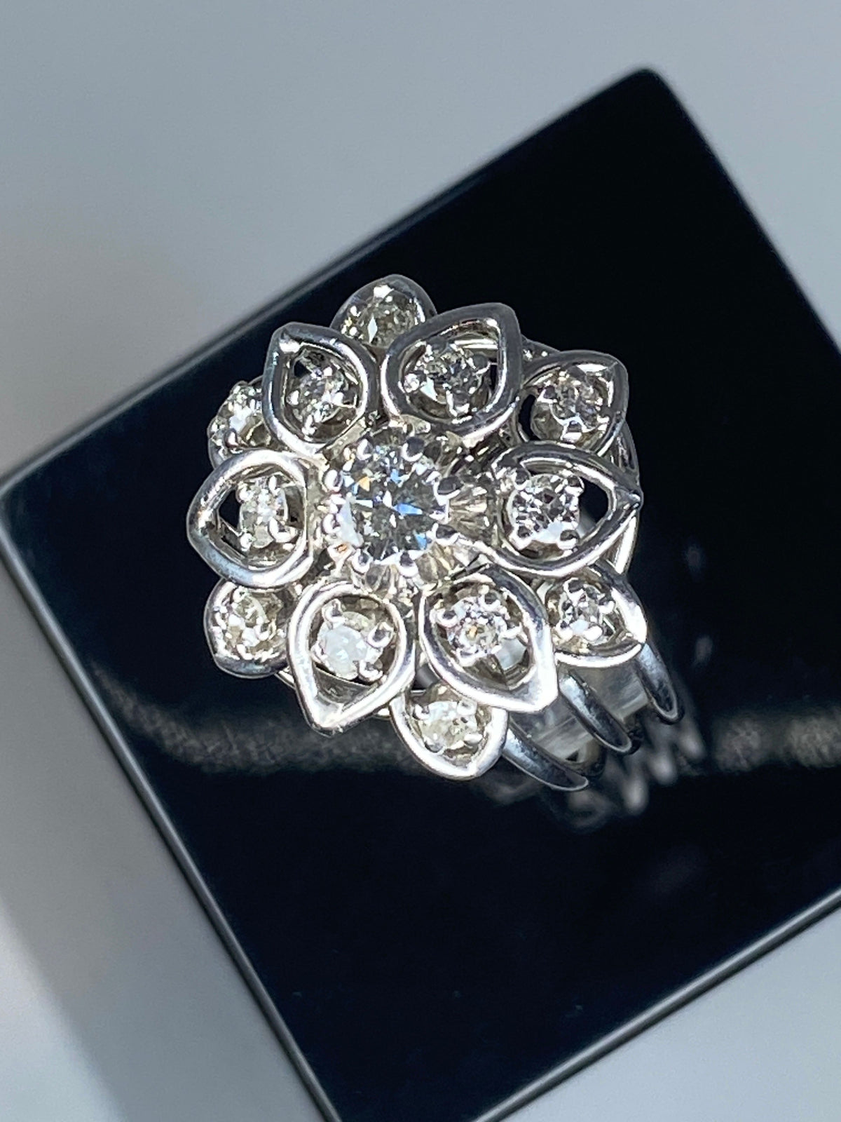 Bague en platine marguerite sertie de diamants