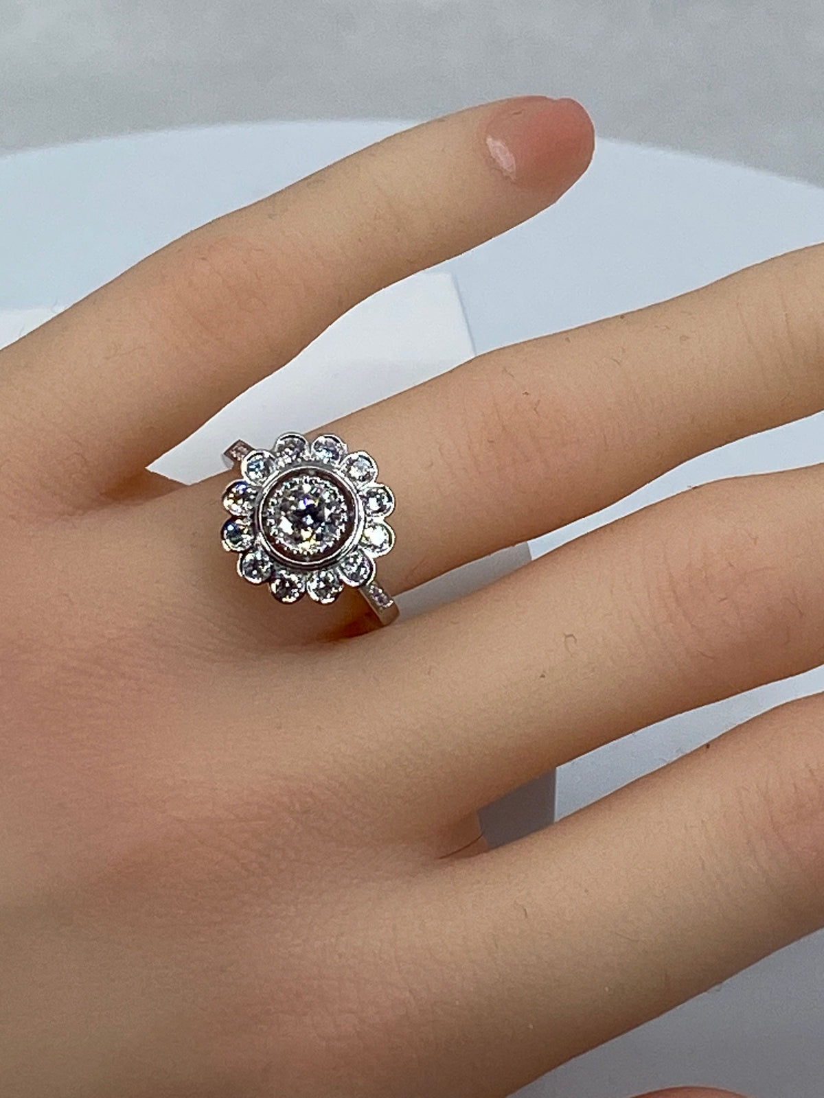 Bague marguerite en or 18 carats ornée de diamants de taille brillant
