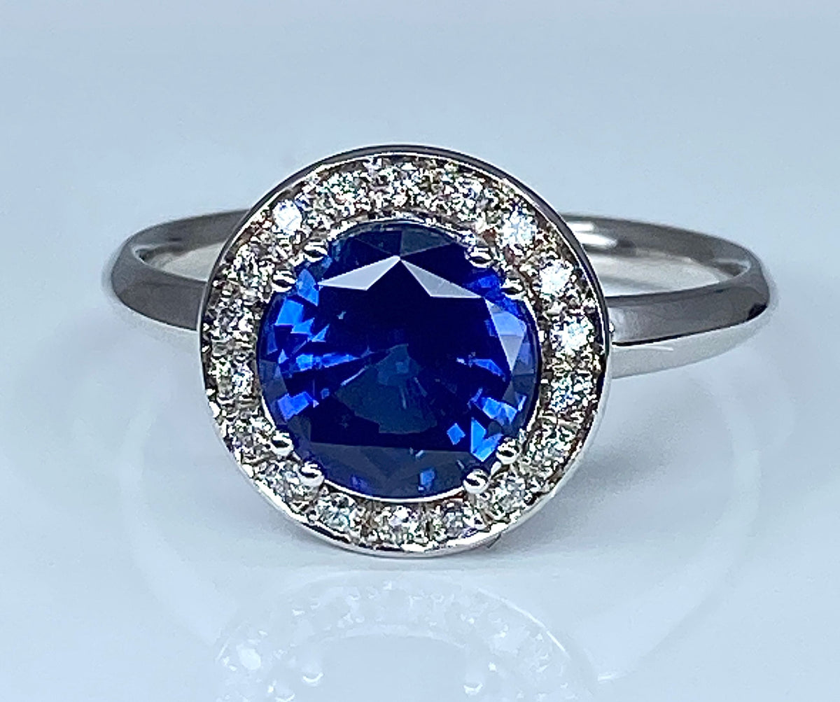 Bague de fiançailles en or blanc 18 carats en saphir et diamants