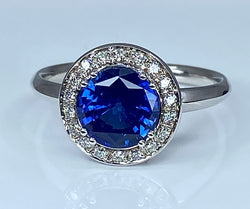 Bague de fiançailles en or blanc 18 carats en saphir et diamants