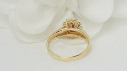 Bague marguerite en or jaune, rubis et diamants