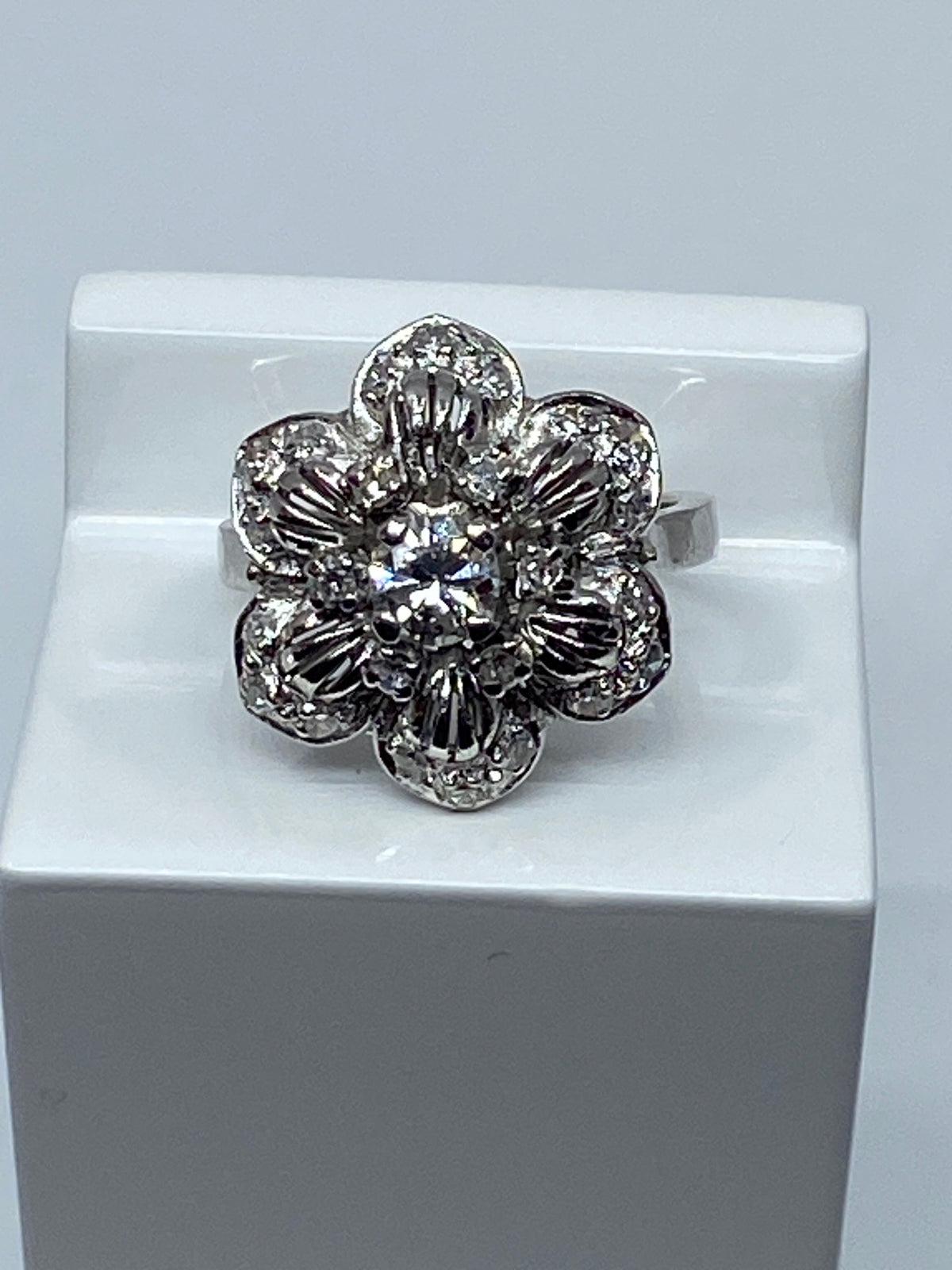 Bague en or 18 carats «  Marguerite à six pétales »sertie de diamants