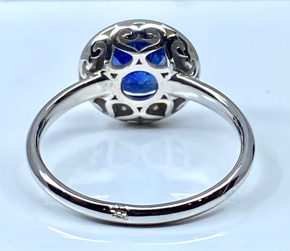 Bague de fiançailles en or blanc 18 carats en saphir et diamants