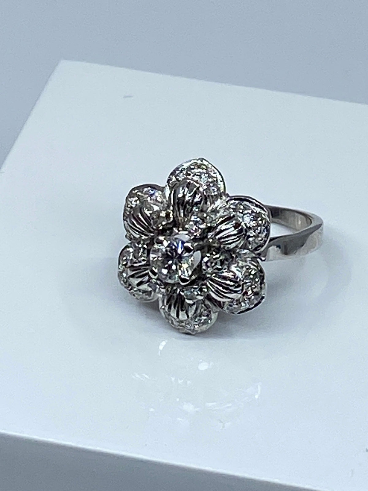 Bague en or 18 carats «  Marguerite à six pétales »sertie de diamants