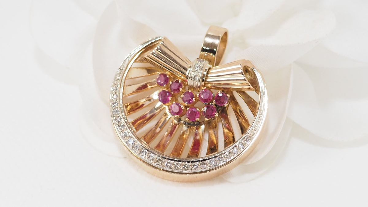 Pendentif en or jaune, rubis et diamants