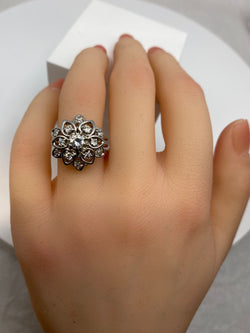 Bague en platine marguerite sertie de diamants