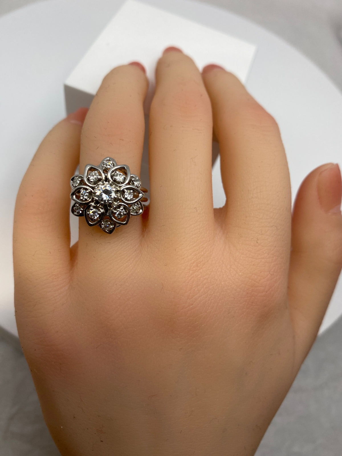 Bague en platine marguerite sertie de diamants