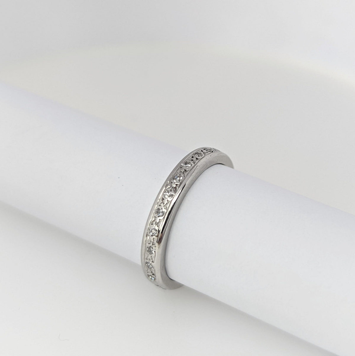 Alliance en or blanc et diamants