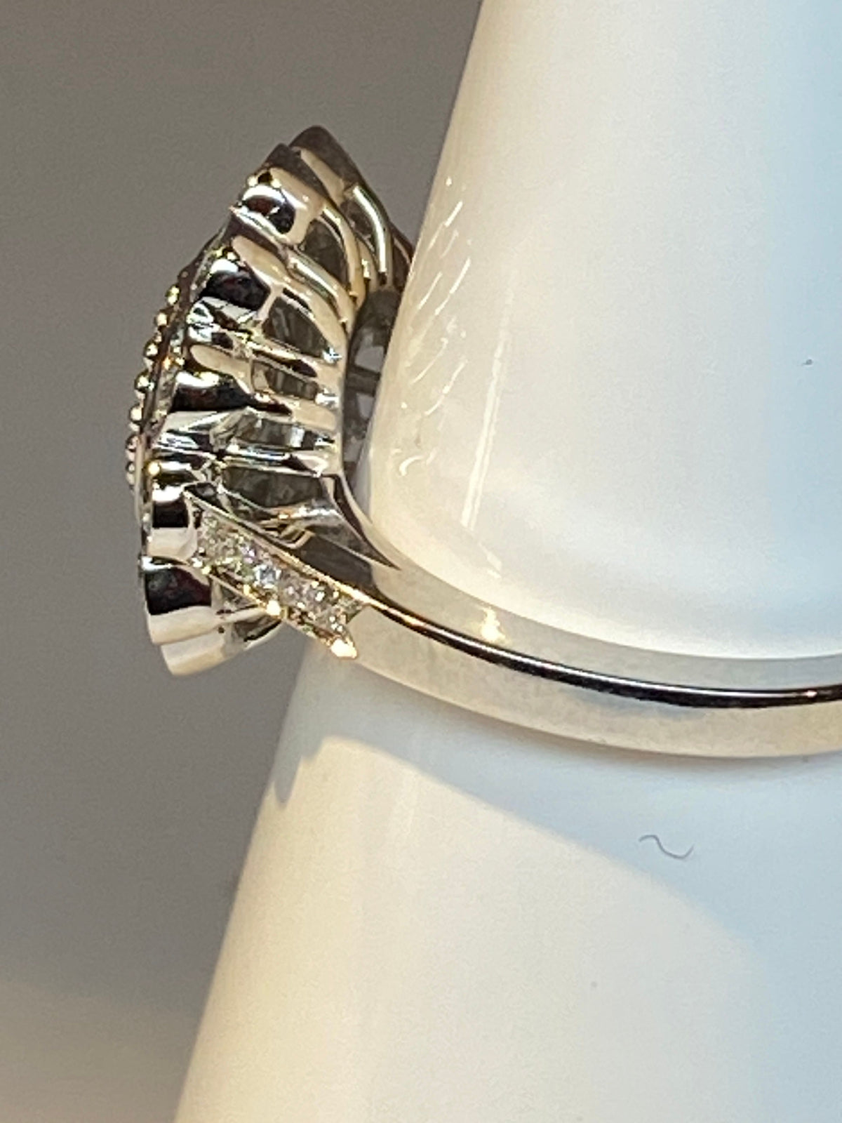 Bague marguerite en or 18 carats ornée de diamants de taille brillant