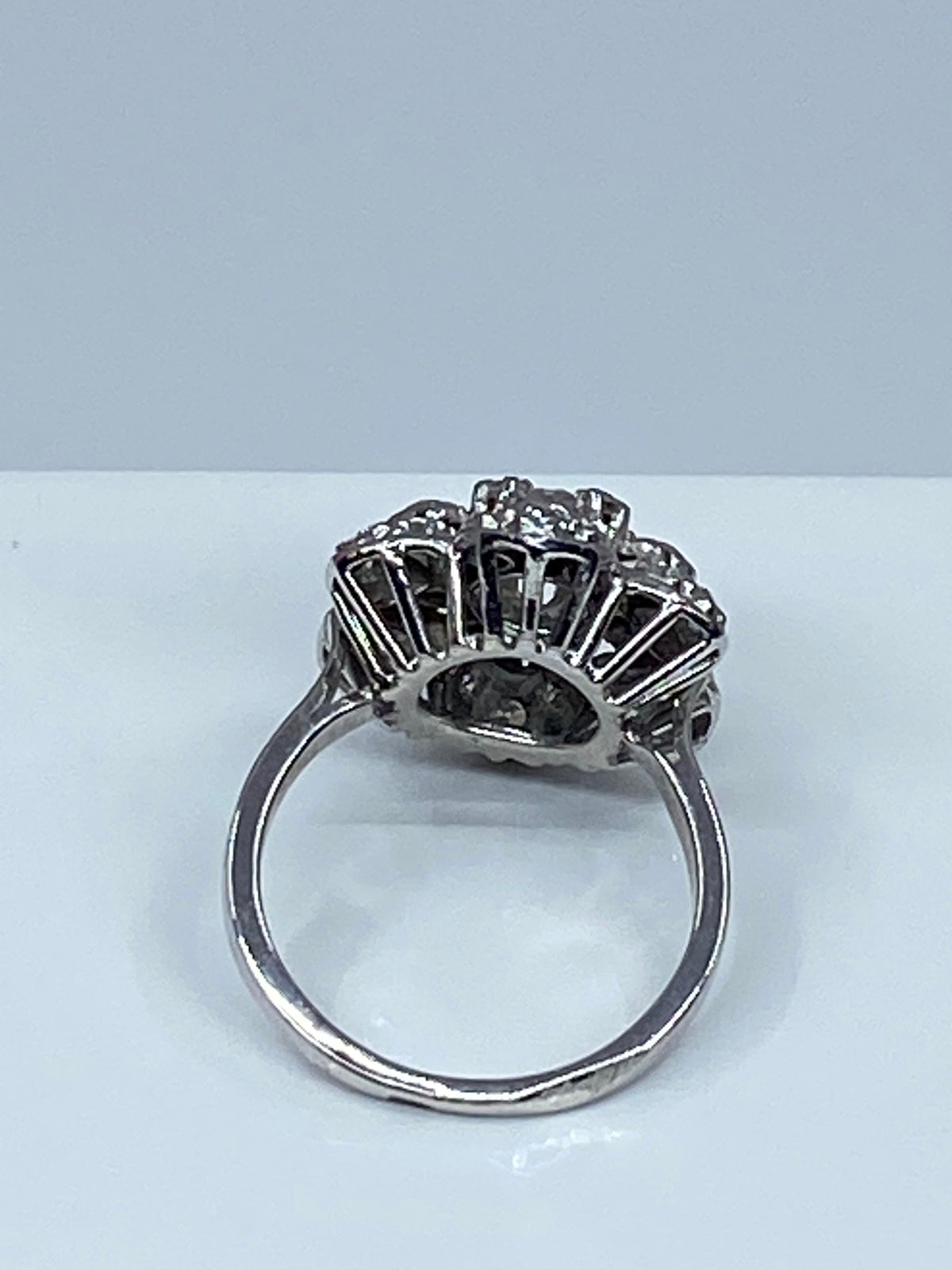 Bague en or 18 carats «  Marguerite à six pétales »sertie de diamants
