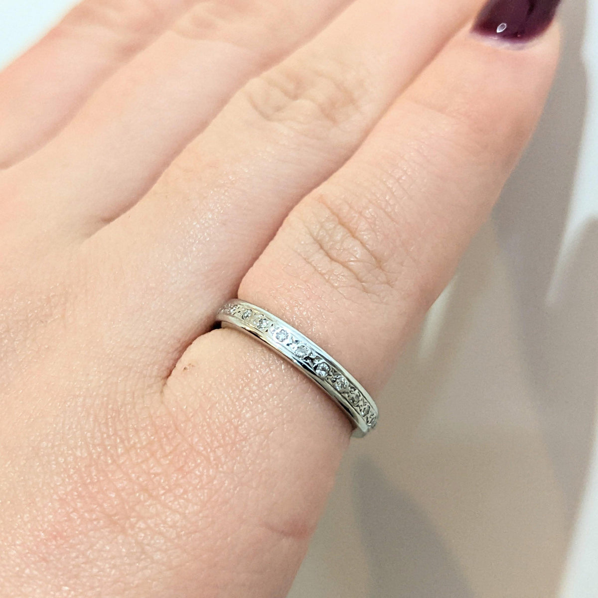 Alliance en or blanc et diamants