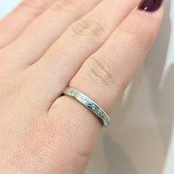 Alliance en or blanc et diamants