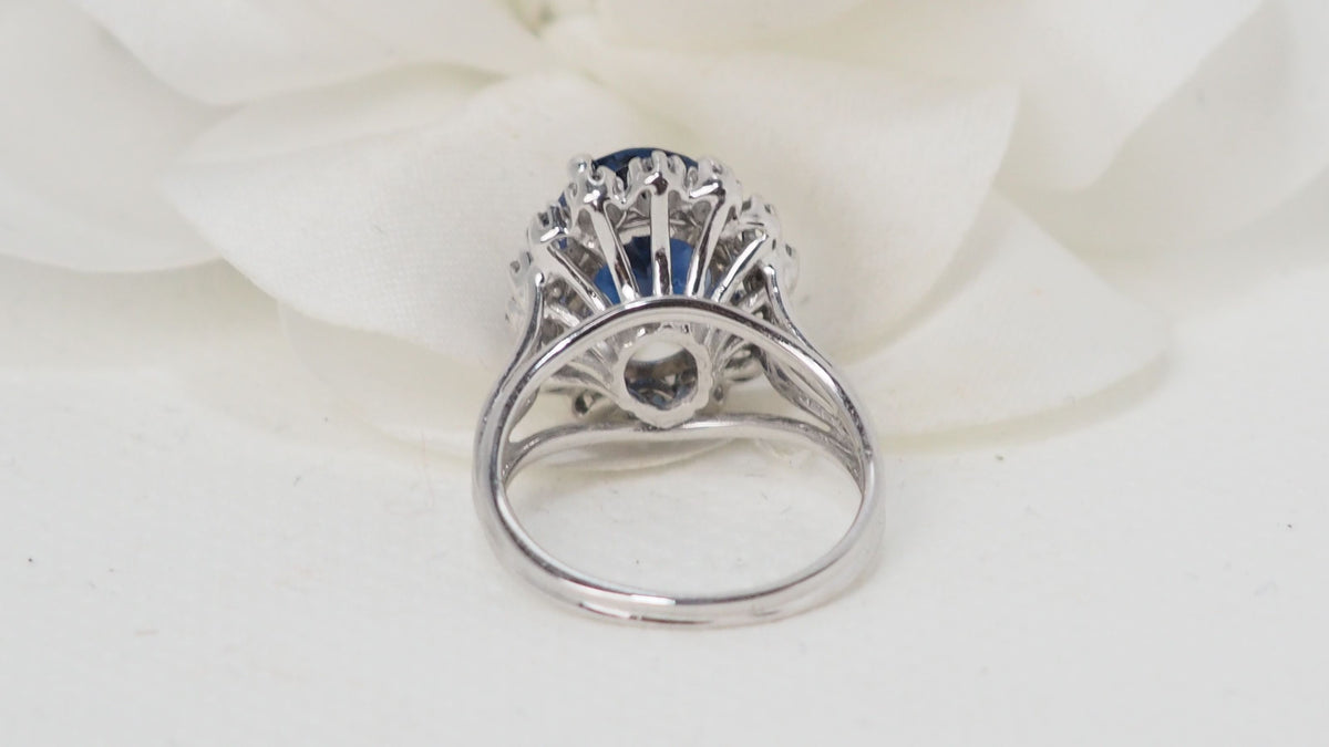 Bague entourage en or blanc, saphir et diamants