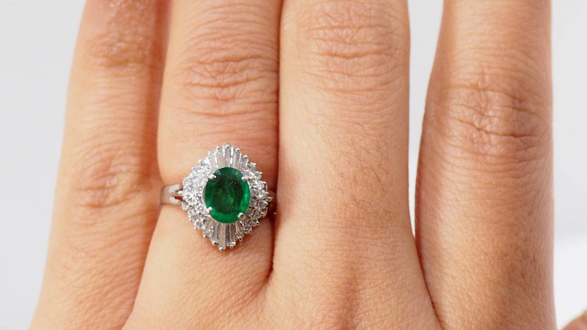 Bague en platine, émeraude et diamants