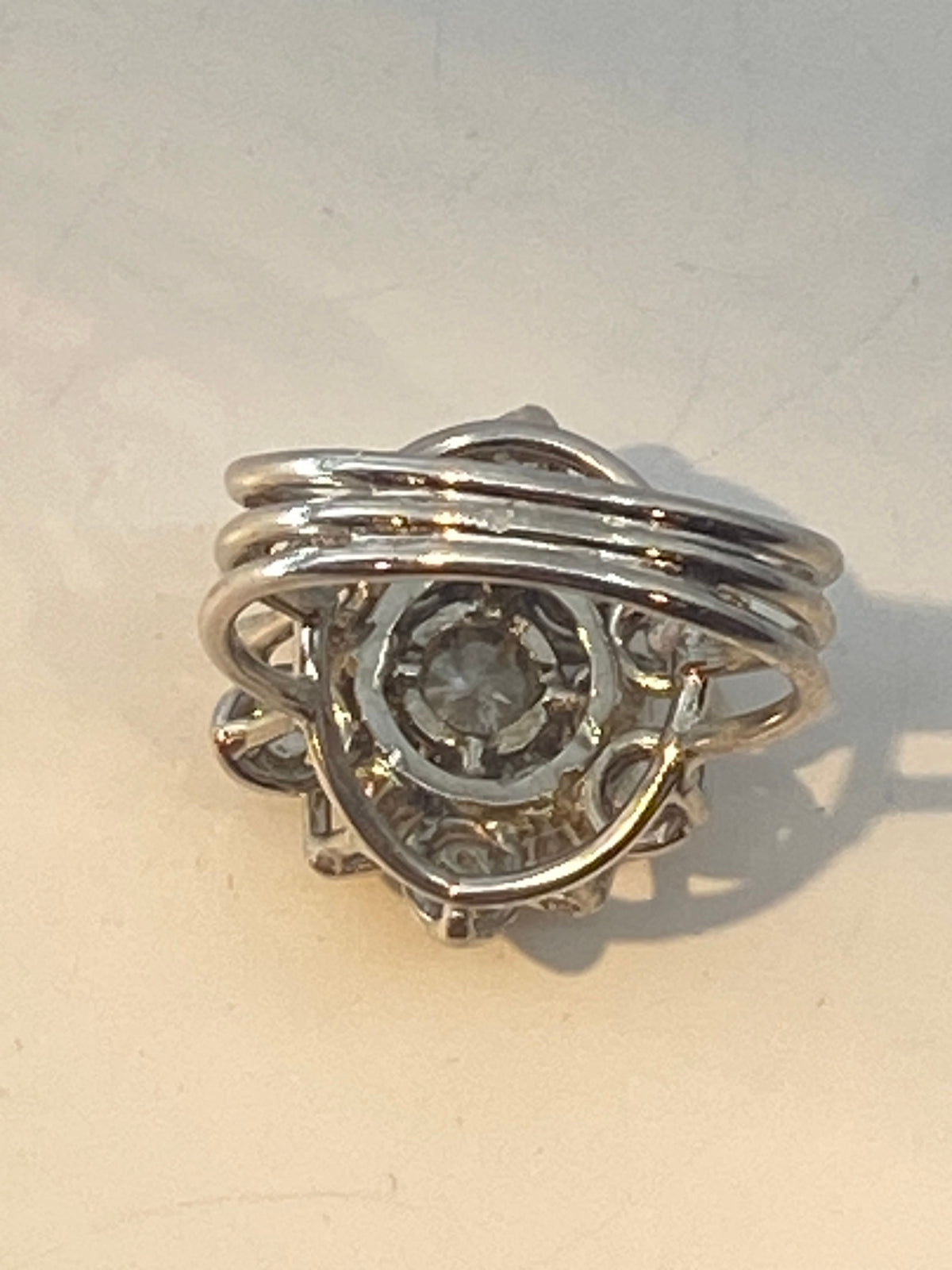 Bague en platine marguerite sertie de diamants