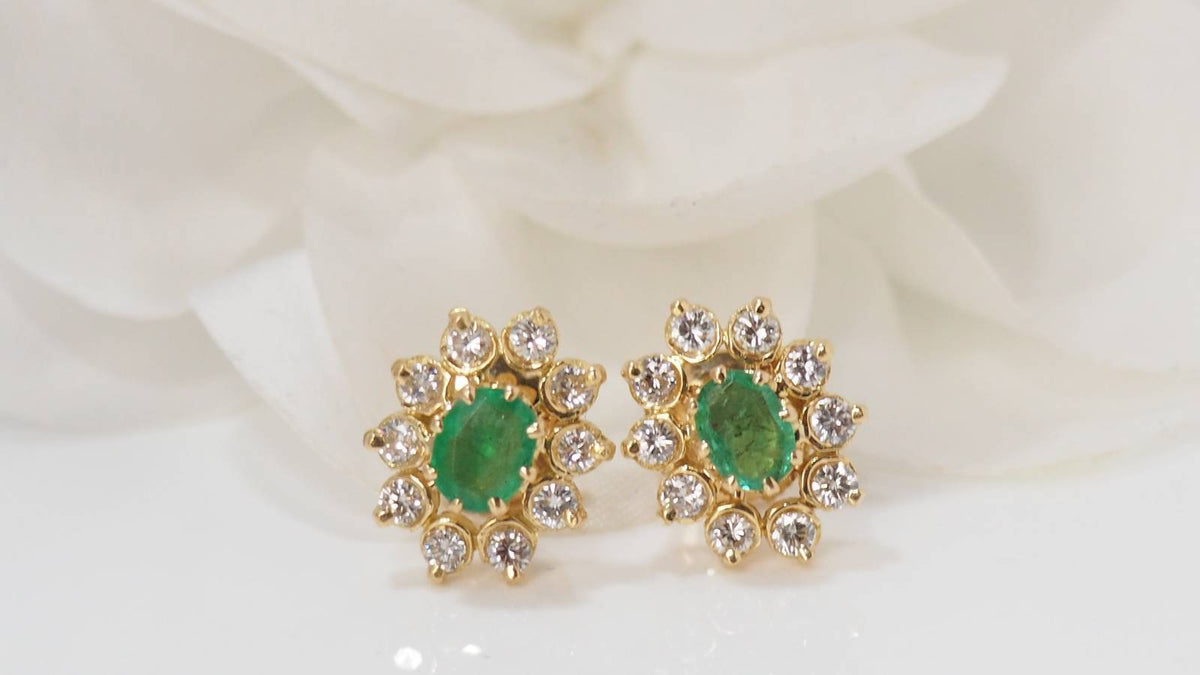 Boucles d'oreilles Puces en or jaune, Emeraudes et diamants