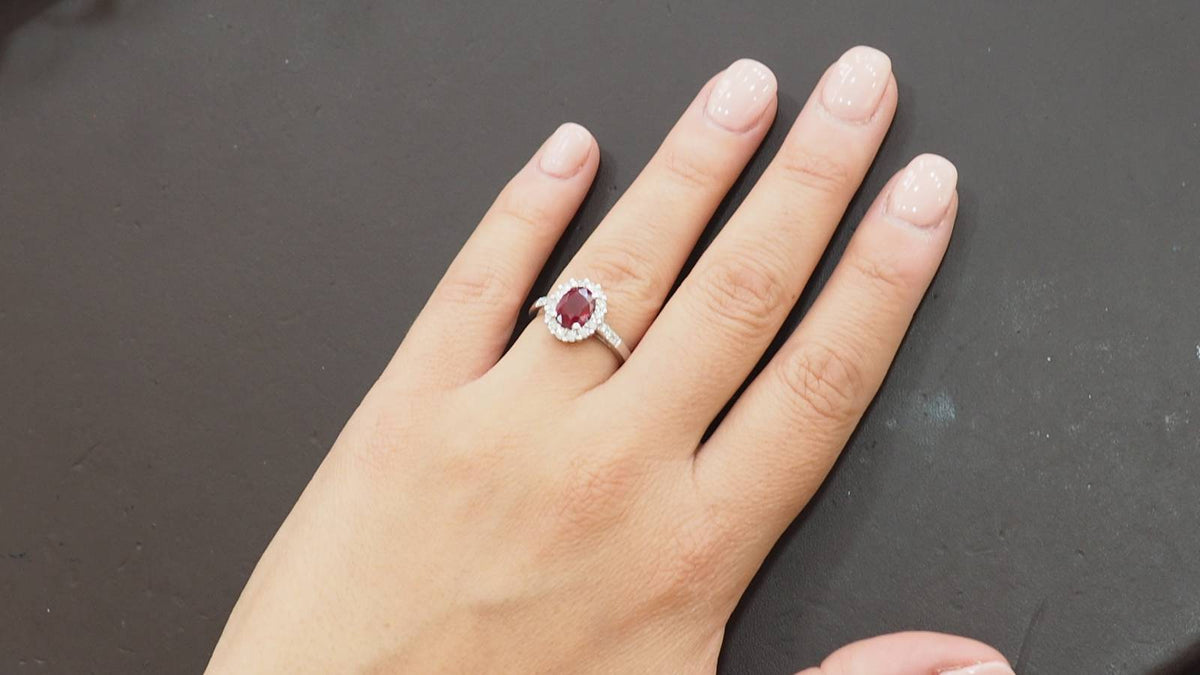 Bague entourage en or blanc, rubis et diamants