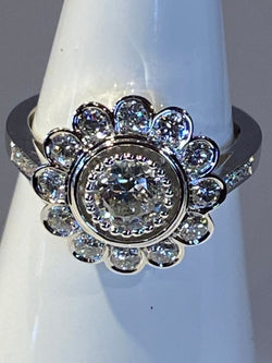Bague marguerite en or 18 carats ornée de diamants de taille brillant