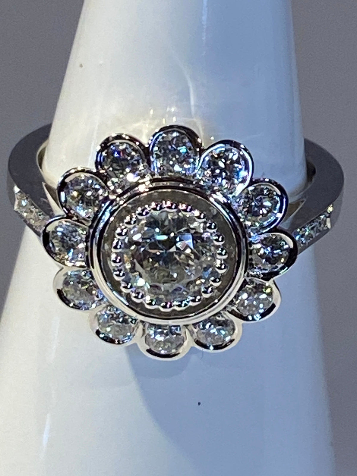 Bague marguerite en or 18 carats ornée de diamants de taille brillant