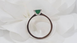 Bague en or blanc, émeraude et diamants