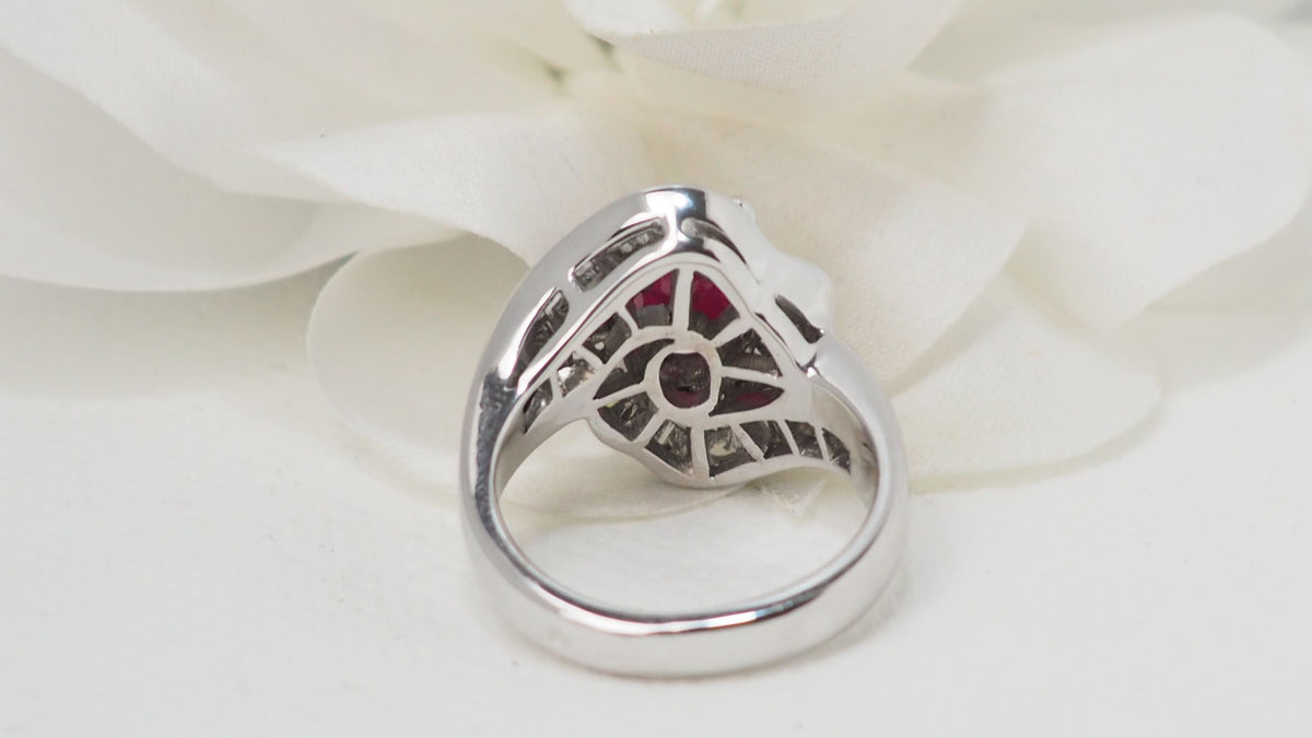 Bague jupe en or blanc, rubis et diamants