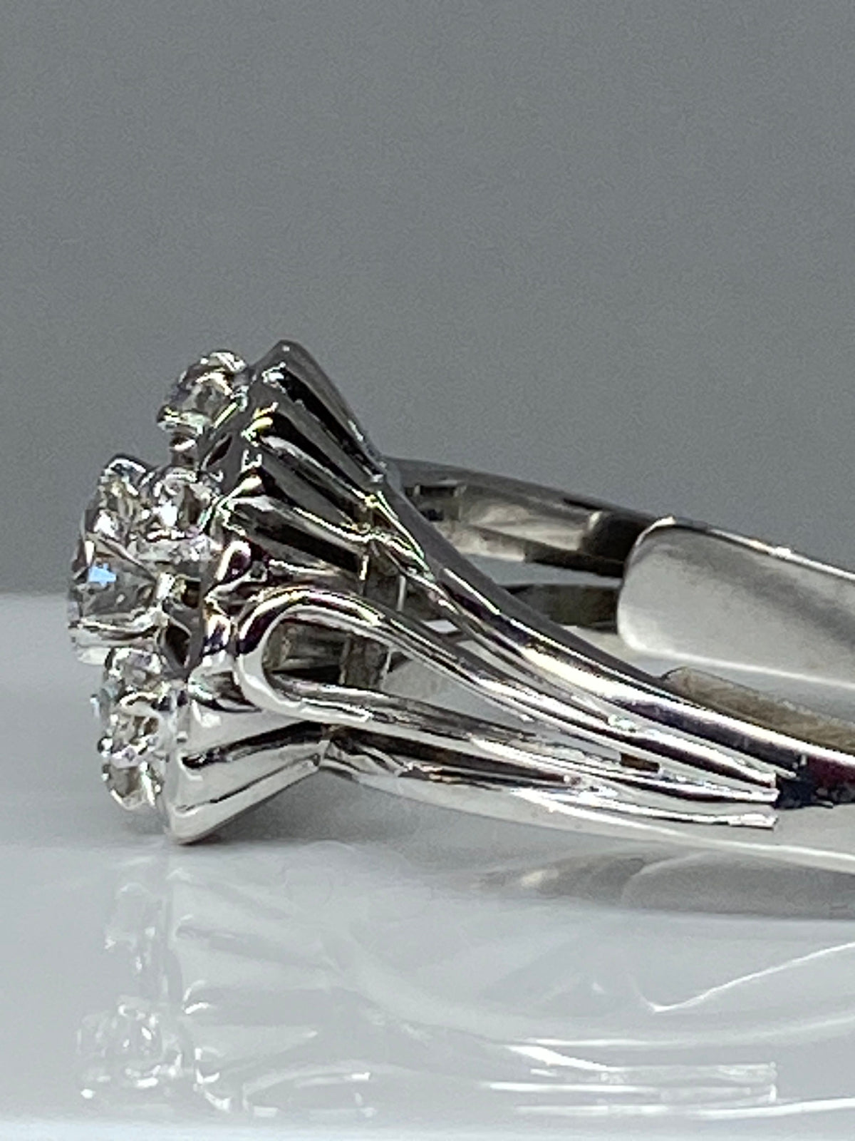 Bague ronde en or 18 carats marguerite sertie de 7 diamants de taille brillant