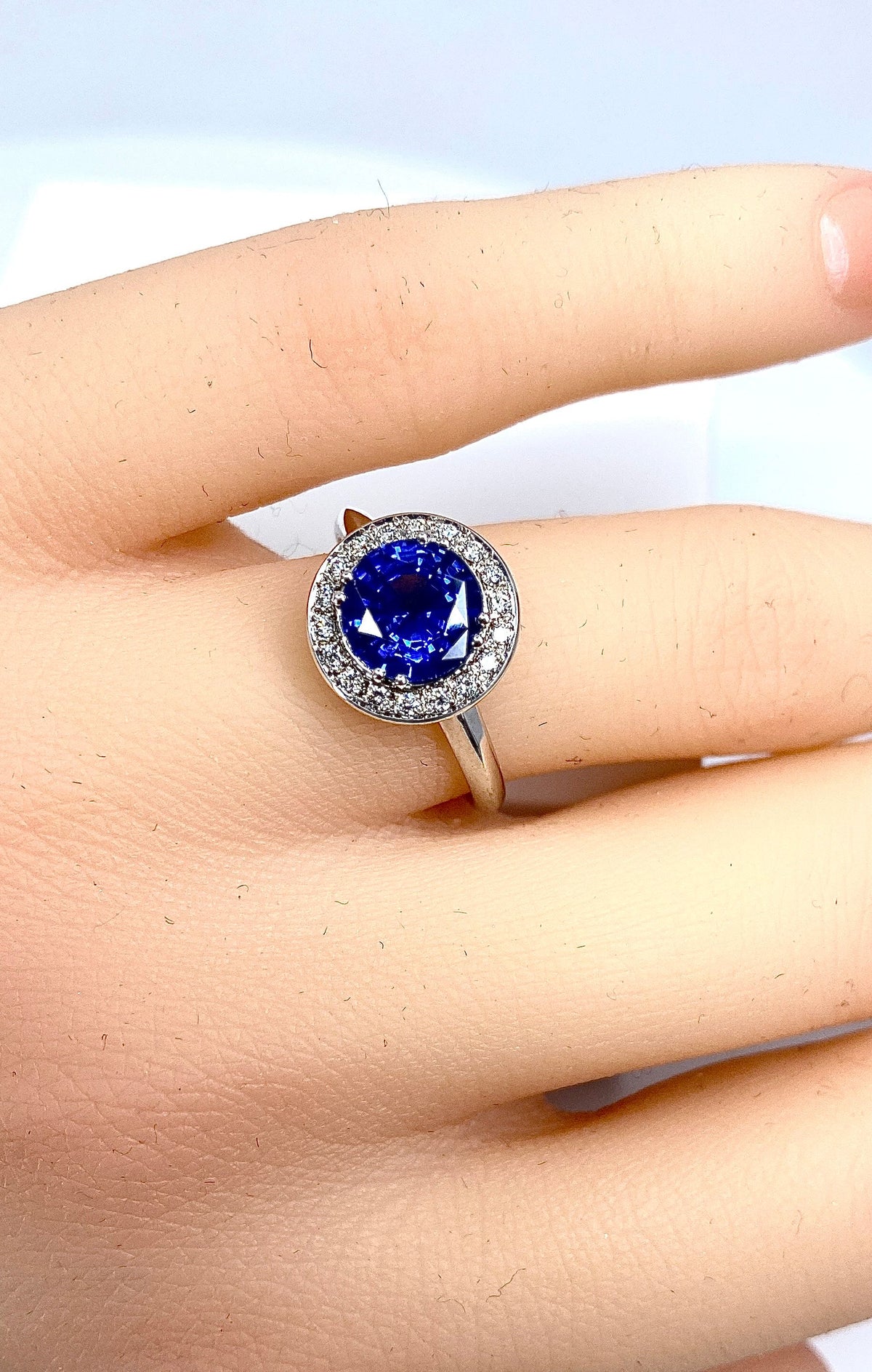 Bague de fiançailles en or blanc 18 carats en saphir et diamants