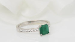 Bague en or blanc, émeraude et diamants