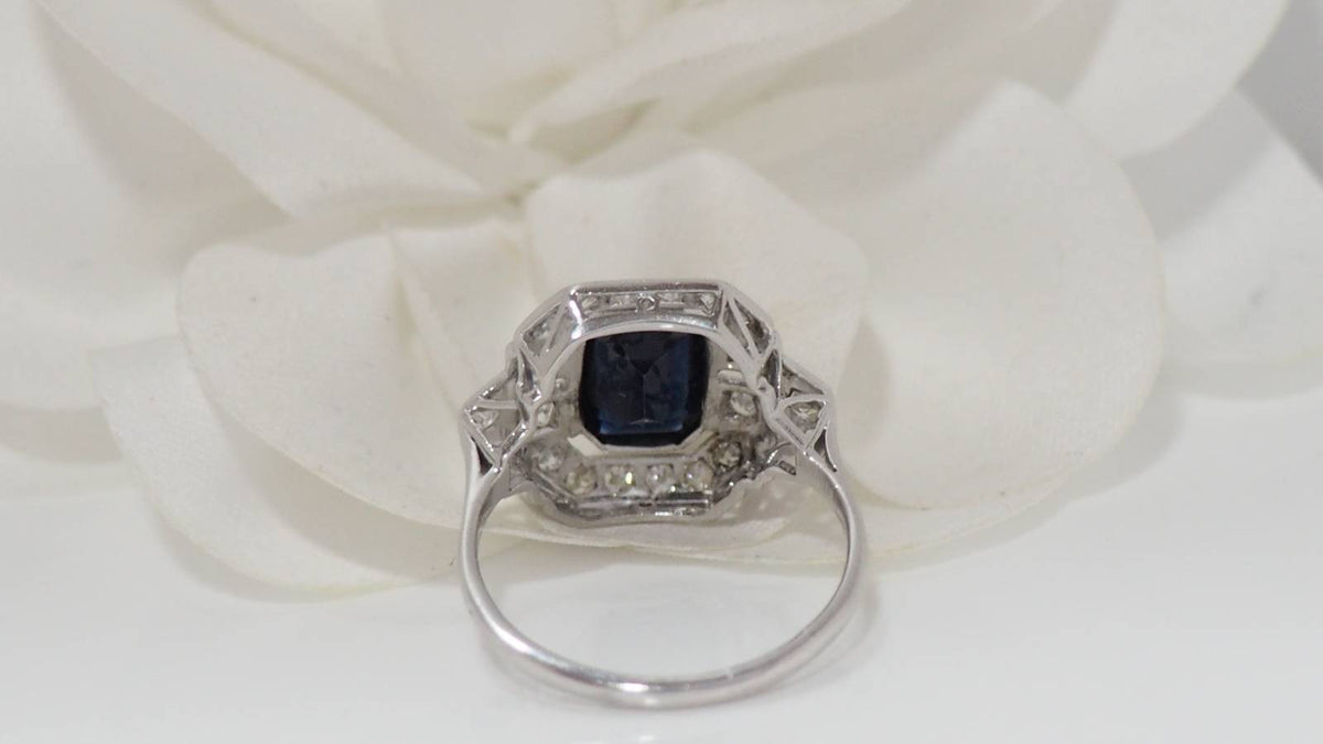 Bague en platine, saphir et diamants