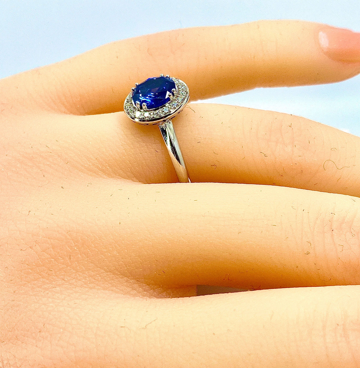 Bague de fiançailles en or blanc 18 carats en saphir et diamants