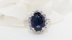 Bague entourage en or blanc, saphir et diamants