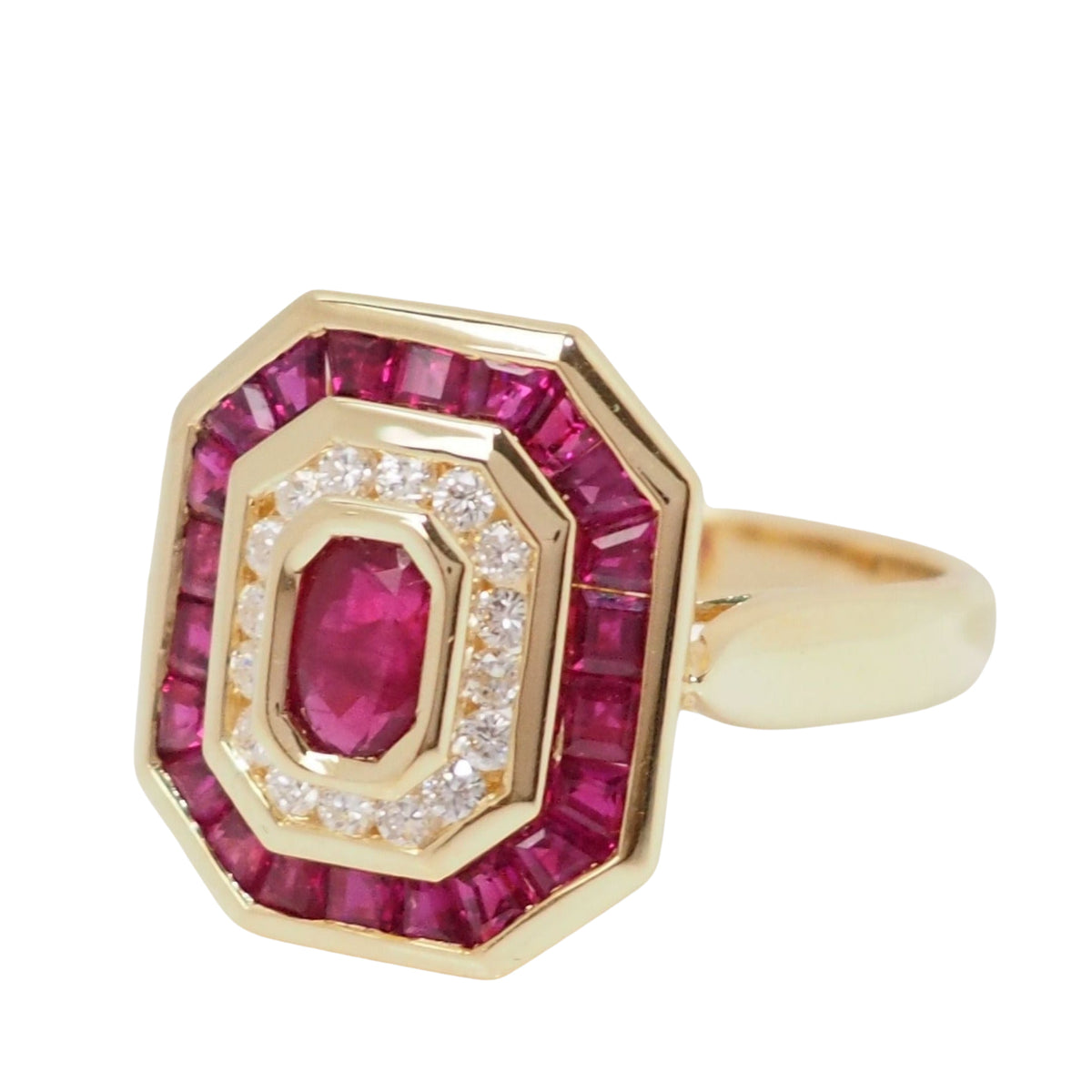 Bague octogonale en or jaune, rubis ovale et diamants