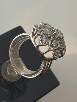 Bague en platine marguerite sertie de diamants