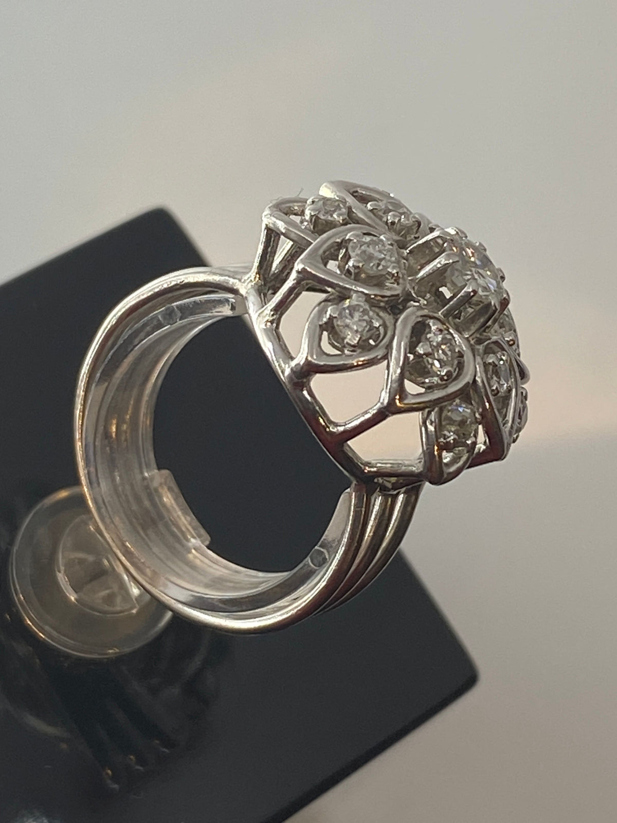 Bague en platine marguerite sertie de diamants