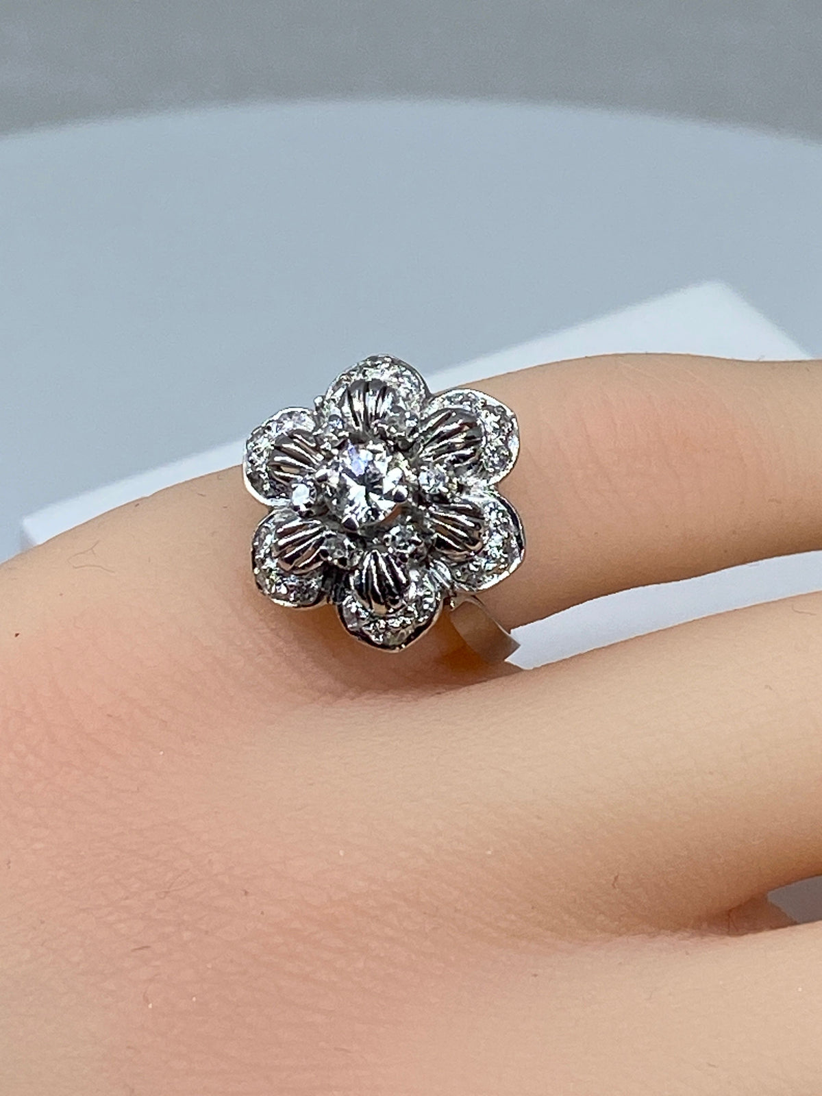 Bague en or 18 carats «  Marguerite à six pétales »sertie de diamants
