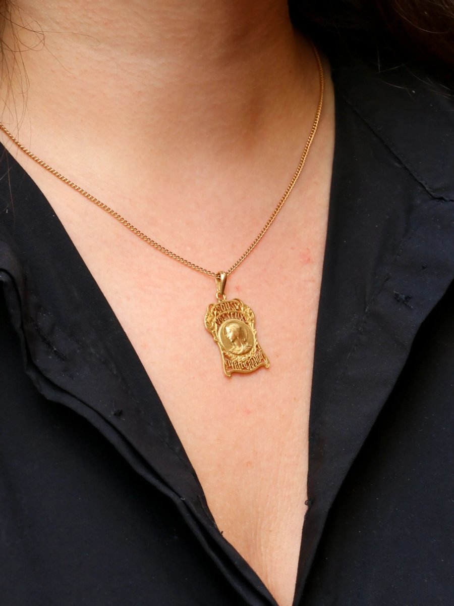 Médaille à la Vierge Marie en or jaune, "Sous vos yeux, vivre et grandir" - Castafiore