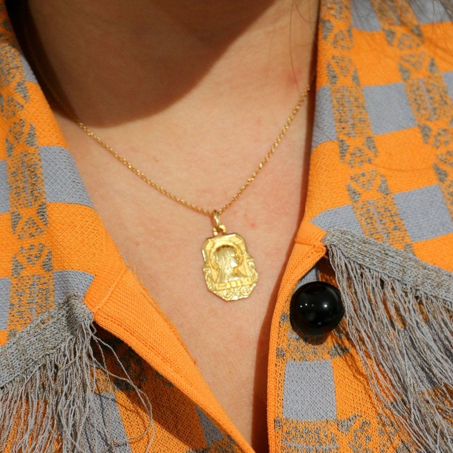 Médaille Art-Déco J.Holy en Or figurant la Vierge, vers 1925 - Castafiore