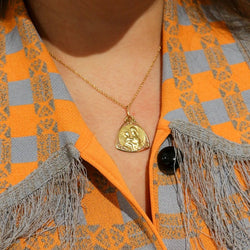 Médaille Art Nouveau en or jaune signée Mazzoni, Vierge à l’enfant - Castafiore