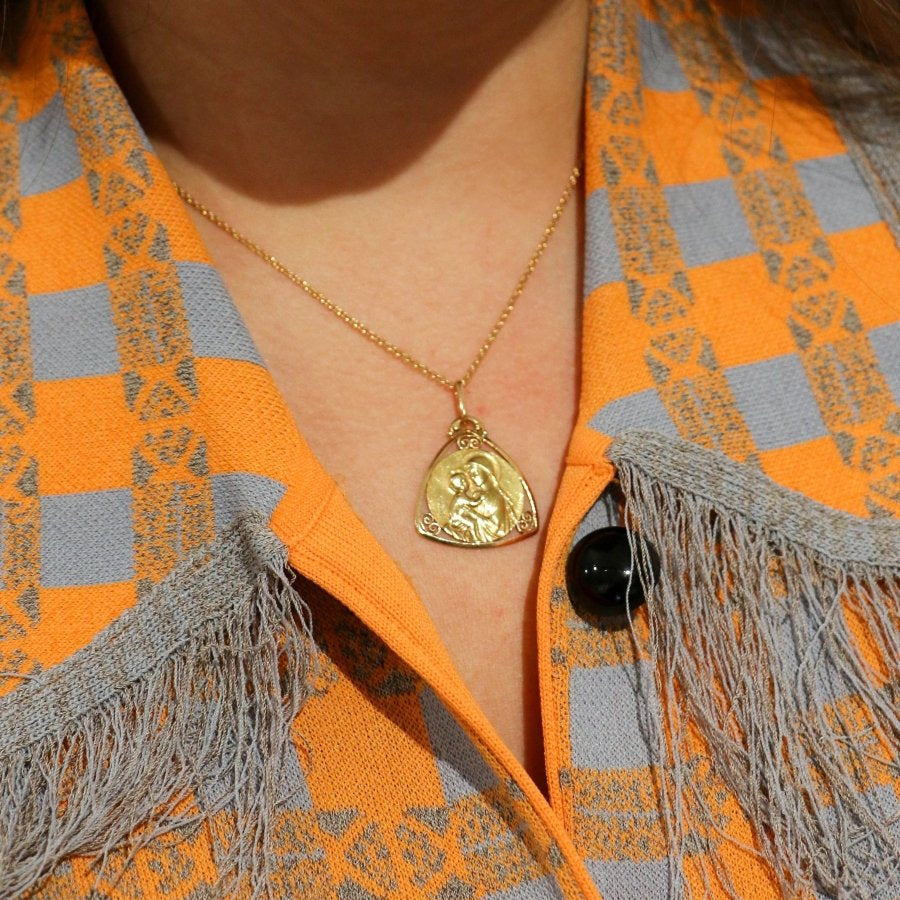 Médaille Art Nouveau en or jaune signée Mazzoni, Vierge à l’enfant - Castafiore
