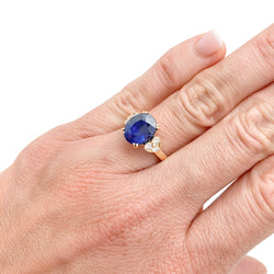 Bague MAUBOUSSIN, centrée d'un saphir ovale encadré de diamants