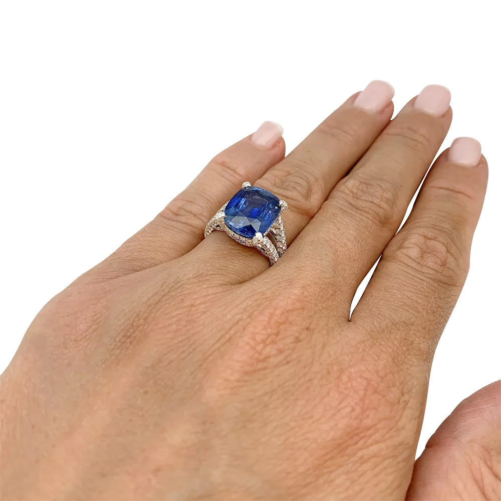 Bague en or blanc, saphir et diamants