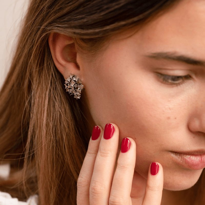Paire de clip d'oreilles en or gris 18K saphirs ronds facettés - Castafiore