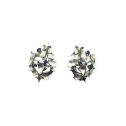 Paire de clip d'oreilles en or gris 18K saphirs ronds facettés - Castafiore