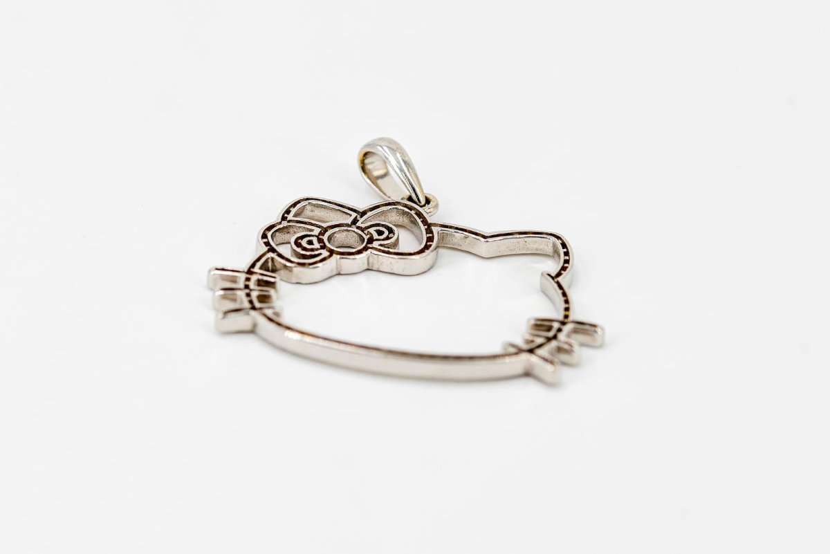 Pendentif VICTORIA CASAL Hello Kitty, en or blanc et diamants - Castafiore